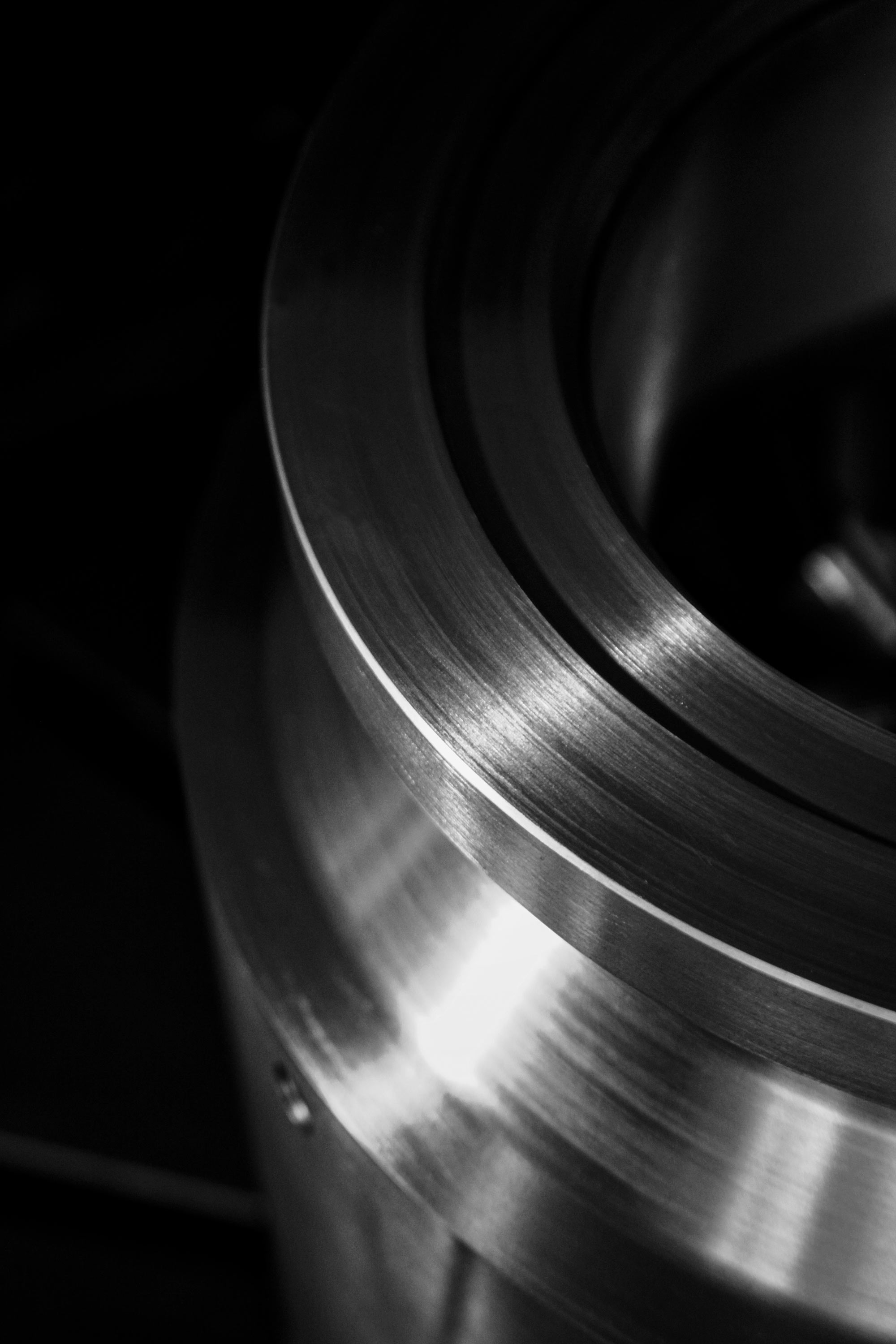 Abstrakt, mörk bild med ett metallhjul